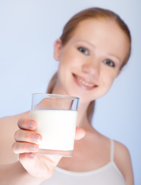 一个健康的女孩，还有一杯牛奶图片下载