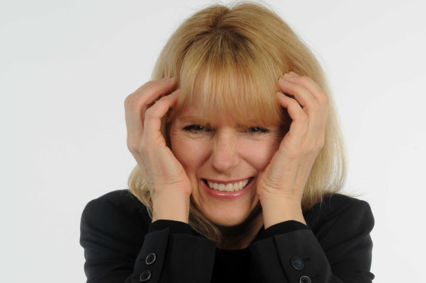 特写紧张的女上班族手到头的疼痛表情图片下载