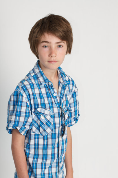 穿着蓝白格子衬衫的少年图片下载