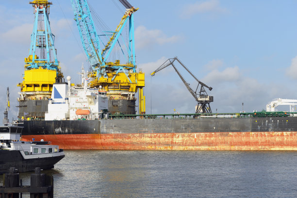 鹿特丹港的油轮图片下载