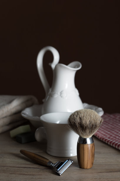 剃须工具与脸盆和毛巾图片下载