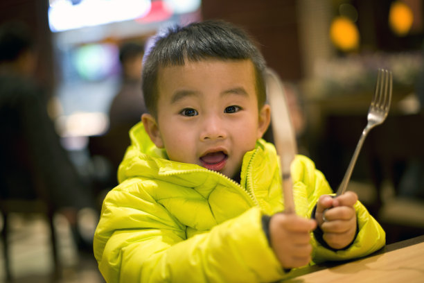 餐厅里的孩子们图片下载