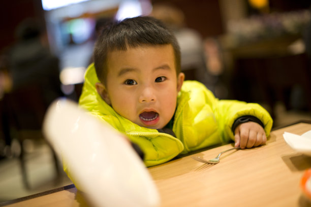 餐厅里的孩子们图片下载