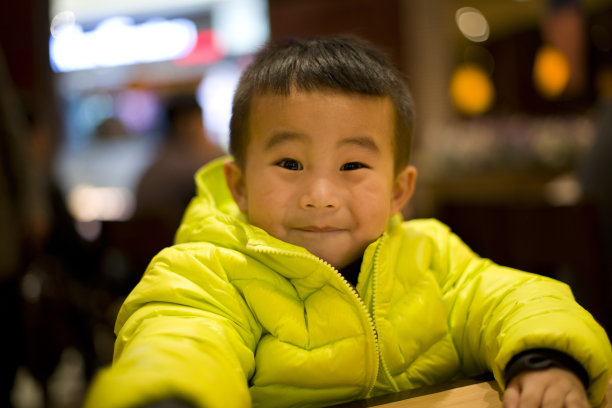 餐厅里的孩子们图片下载
