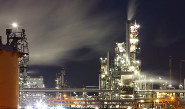 黄昏时分的炼油厂图片下载