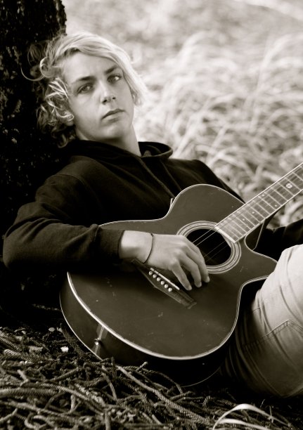 年轻人和他的吉他图片下载