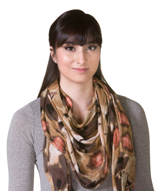 笑着拉美裔女性图片下载