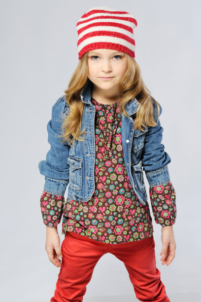 演播室里的漂亮小女孩图片下载