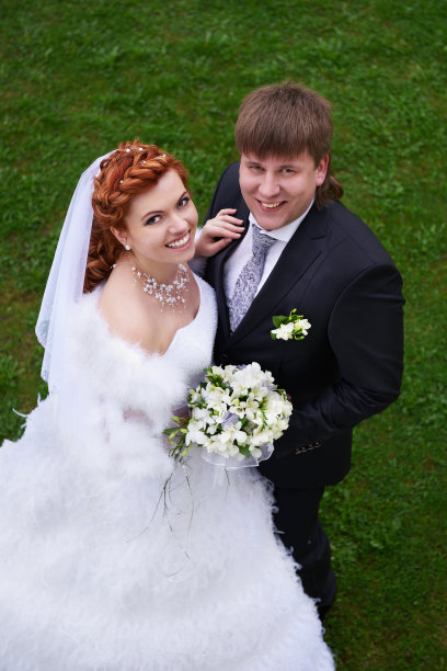 绿色背景上的新郎新娘快乐图片下载