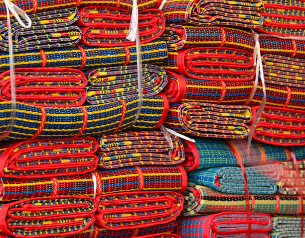 一个条纹折叠海滩的特写图片下载