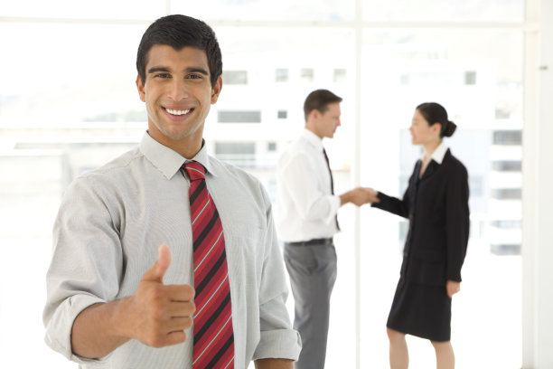 年轻的印度商人竖起大拇指微笑着图片下载