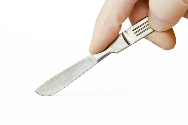 外科医生手中的锋利手术刀图片下载