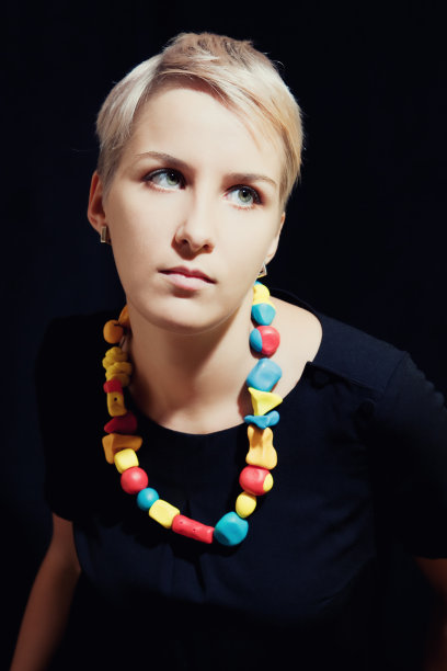 穿着彩色珠子的漂亮白人女孩图片下载