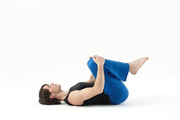 年轻人做伸展运动图片下载