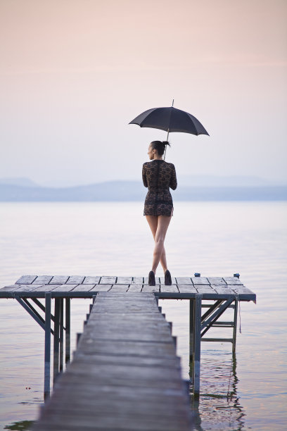 伞的女性图片下载