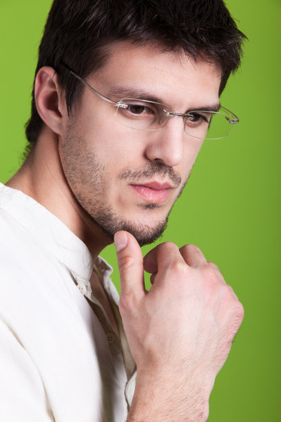 英俊的男模特戴着眼镜图片下载