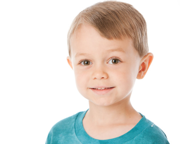 真人:特写特写白人小男孩蓝色衬衫图片下载