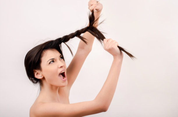 漂亮的黑发长发女孩。图片下载