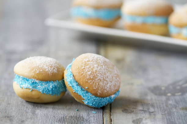 乡村背景上的乌比派图片下载