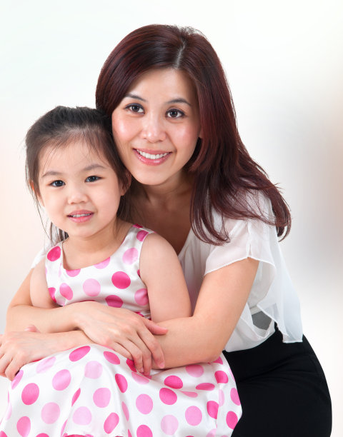 母亲拥抱着女儿图片下载