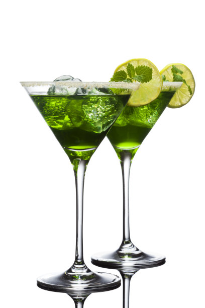 两杯绿色鸡尾酒孤立在白色鸡尾酒上图片下载