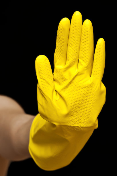 手戴黄色橡胶手套。清洗的概念图片下载