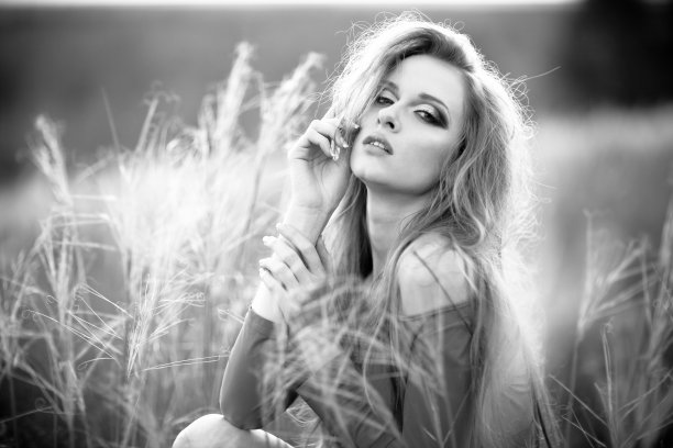 年轻女子户外肖像。黑白两色图片下载