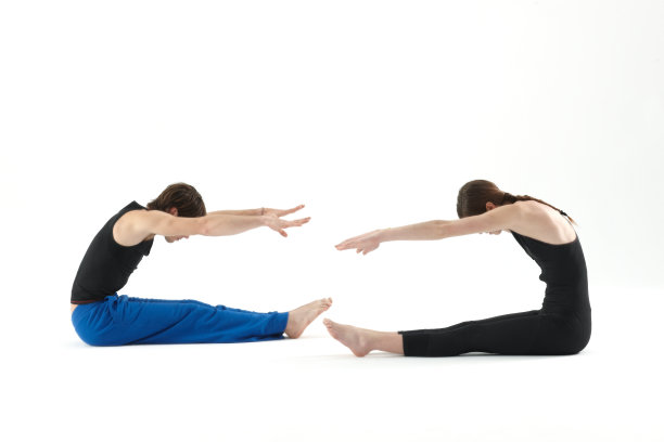 年轻夫妇在做普拉提练习图片下载