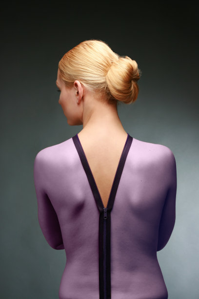 背上有拉链的女人图片下载