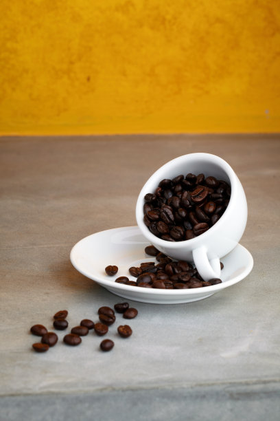 在白色陶瓷杯里烘焙咖啡豆图片下载