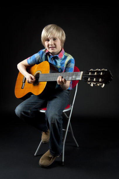 金发男孩弹吉他图片下载