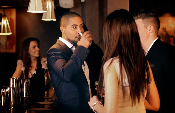 酒吧里的一群朋友图片下载