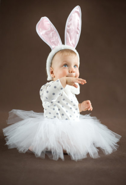 小女孩长着兔耳朵图片下载