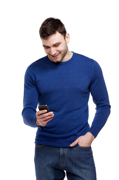 手持手机的男子孤立在白色背景图片下载