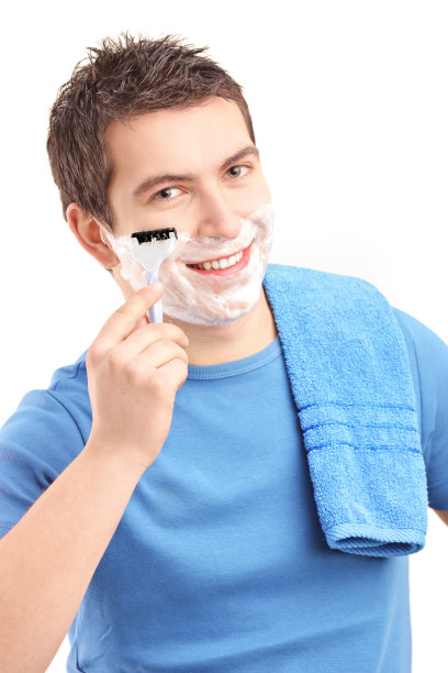 年轻人用剃刀刮胡须图片下载