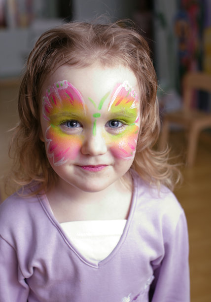 生日派对上的小女孩图片下载