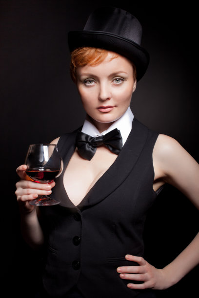 女人穿着男人的衣服假装是男人。女演员图片下载