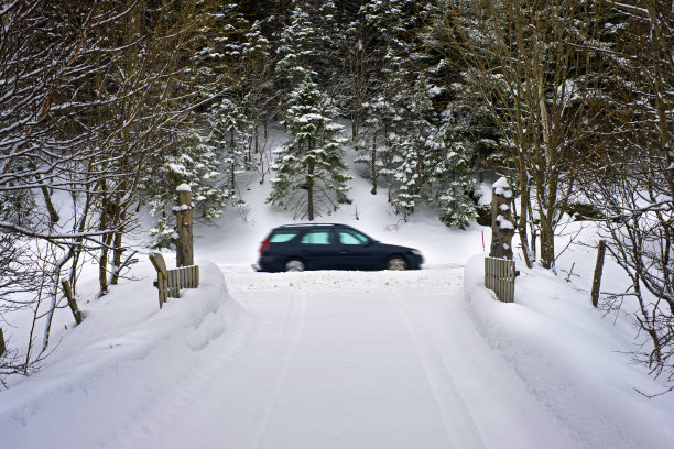 被雪覆盖的车道图片下载