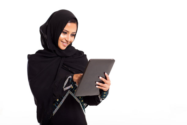 使用平板电脑的阿拉伯女人图片下载