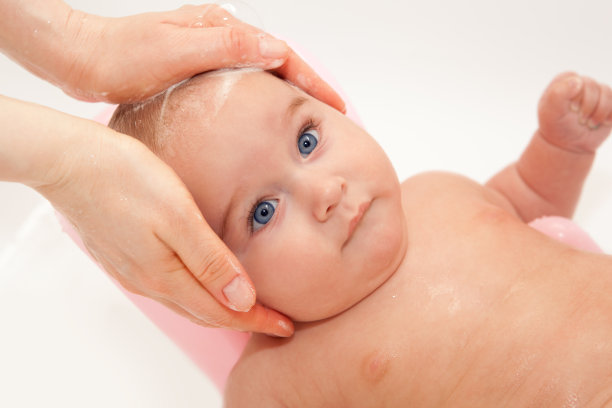 婴儿洗澡图片下载