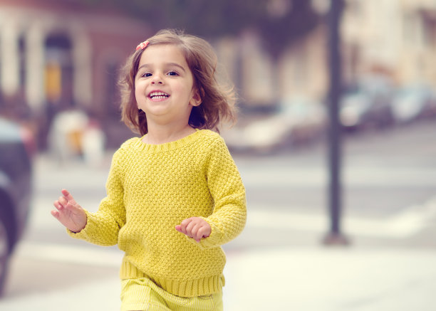 小女孩在街上奔跑图片下载