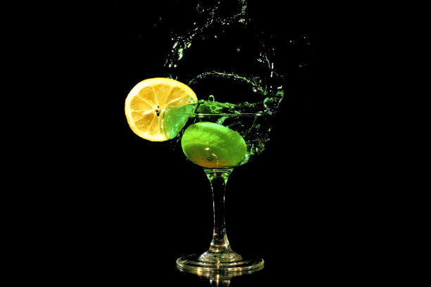 绿色鸡尾酒和一片香橼图片下载