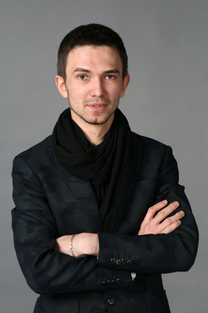 年轻英俊男子的肖像图片下载