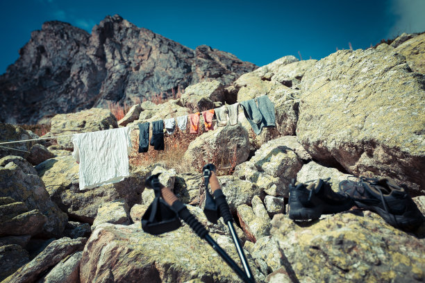 游客的衣服在绳子和石头上晾干图片下载