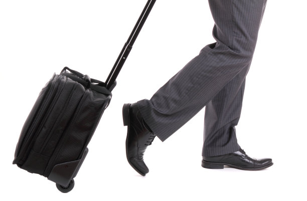 带着行李走路的商人图片下载