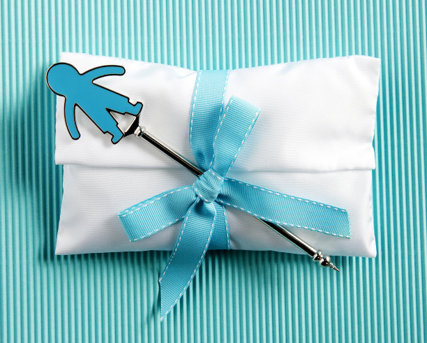 蓝色条纹背景上的男孩用的白色洗礼糖杏仁图片下载