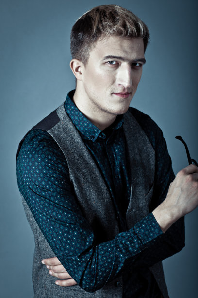 穿着衬衫、背心、戴着眼镜的时尚年轻人图片下载