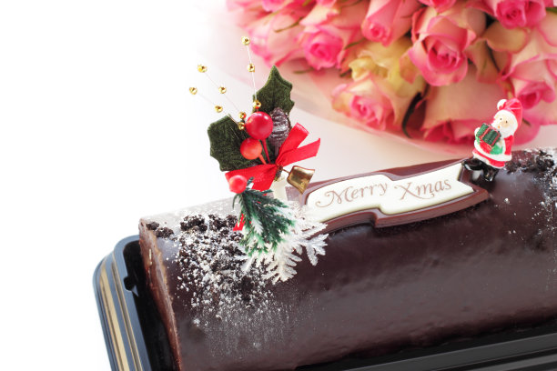 圣诞巧克力甜点和一个小圣诞老人图片下载