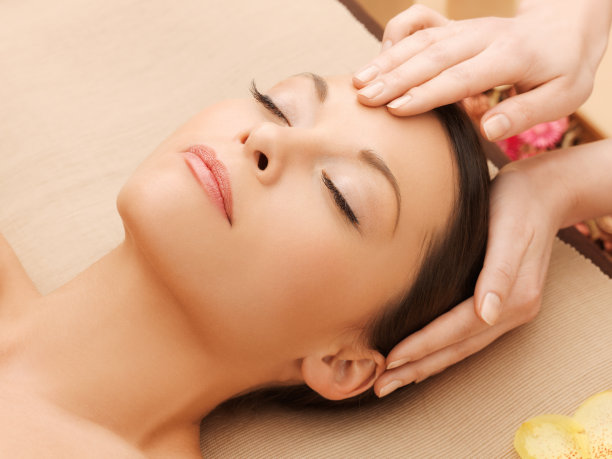 按摩沙龙里的美女图片下载