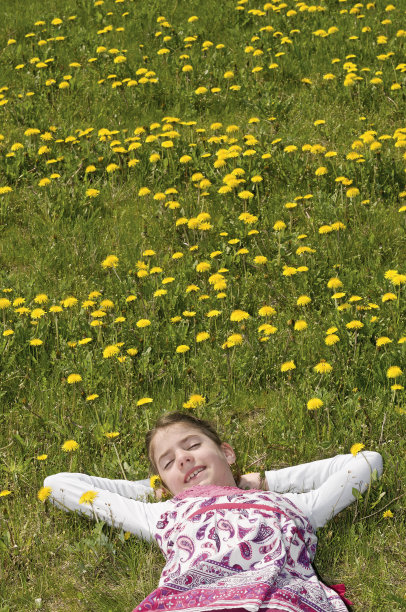 女孩在盛开的草地上休息图片下载